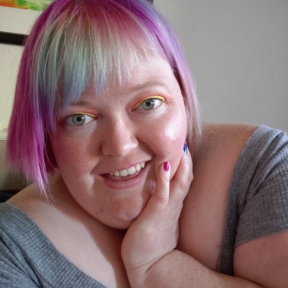 Meet your Posher, Danielle - Picture 2 of 3